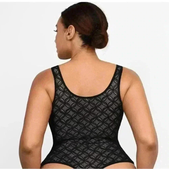 SHAPELLX Lace Glamour Geometric Sculpting Bodysuit - Picture 2 of 8